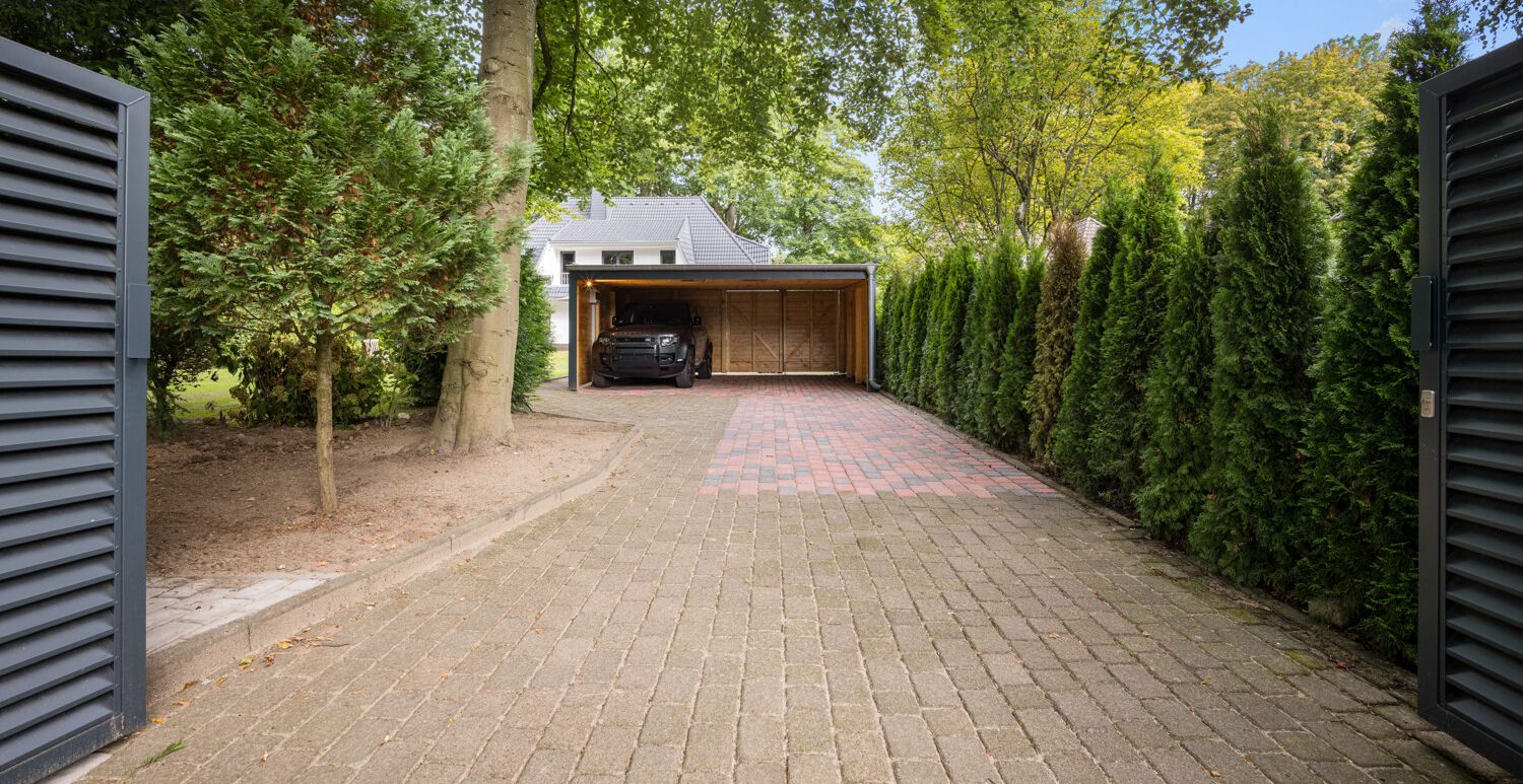Toranlage und vorderer Doppel-Carport