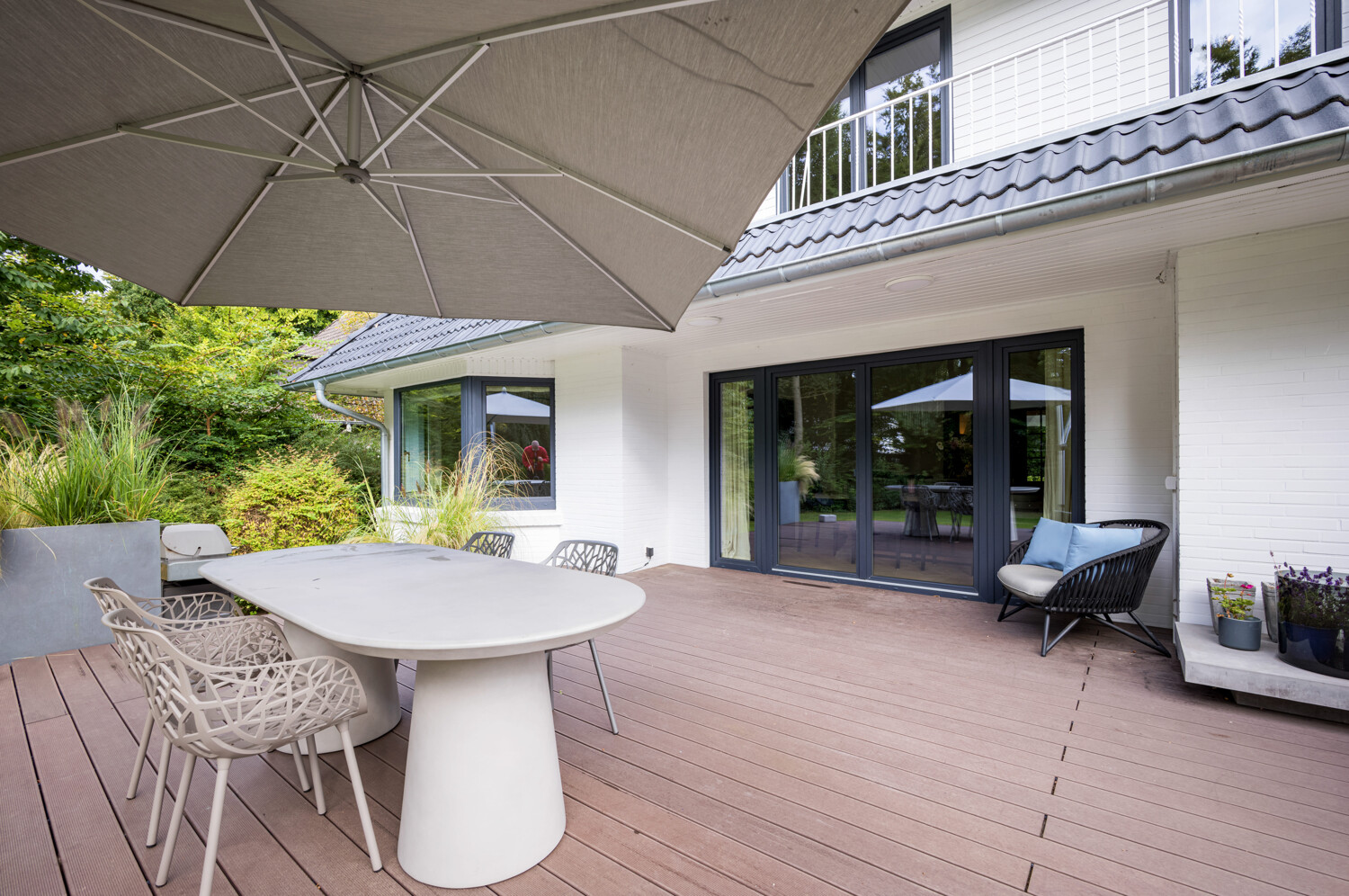 Teilweise überdachte Terrasse