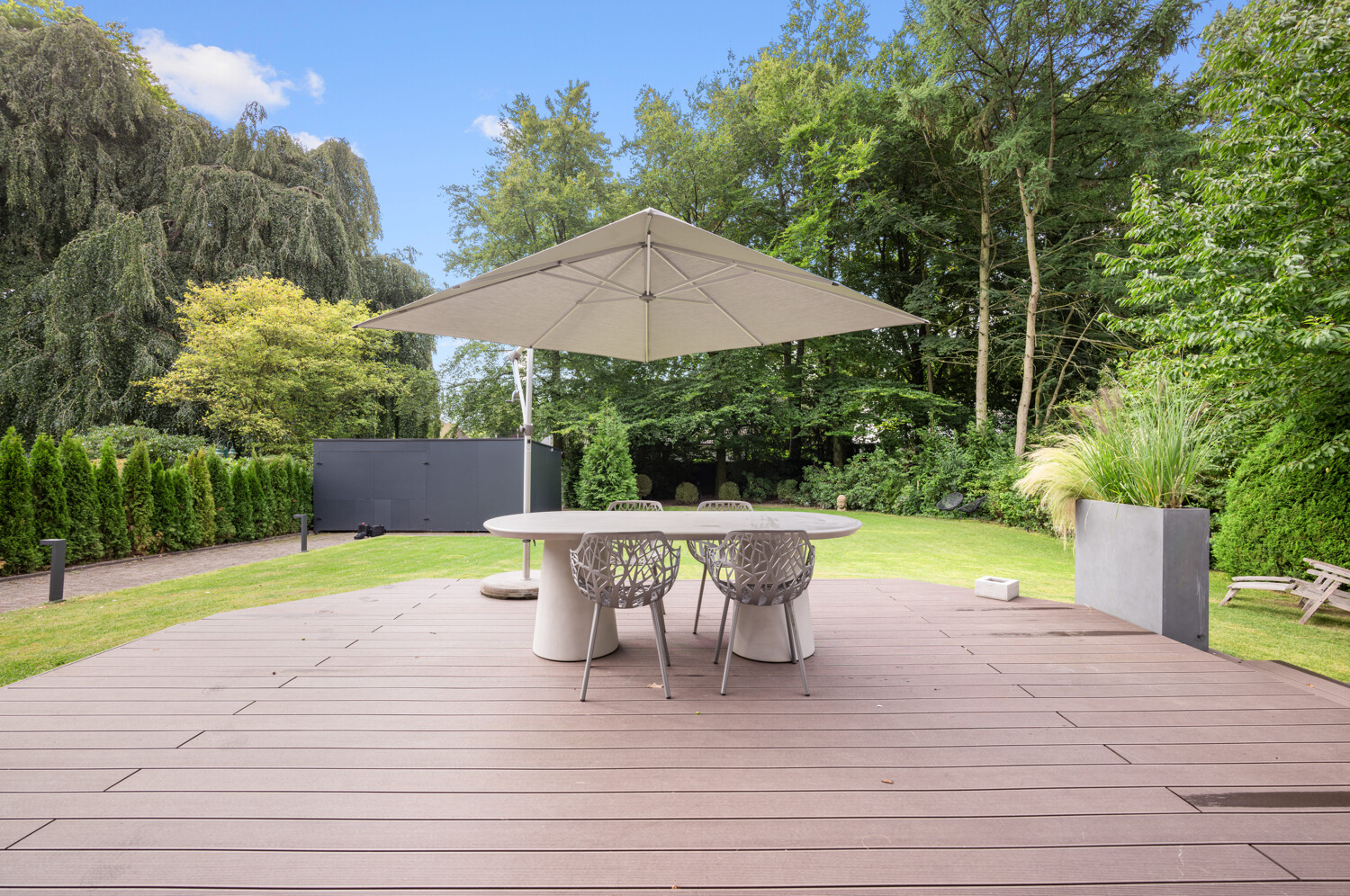 Blick von der Terrasse in den Garten