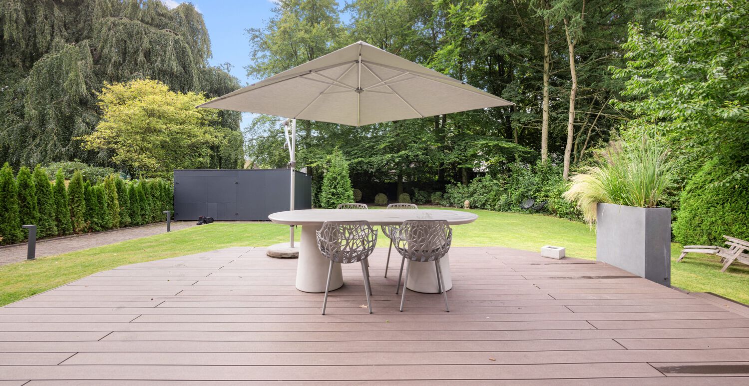 Blick von der Terrasse in den Garten