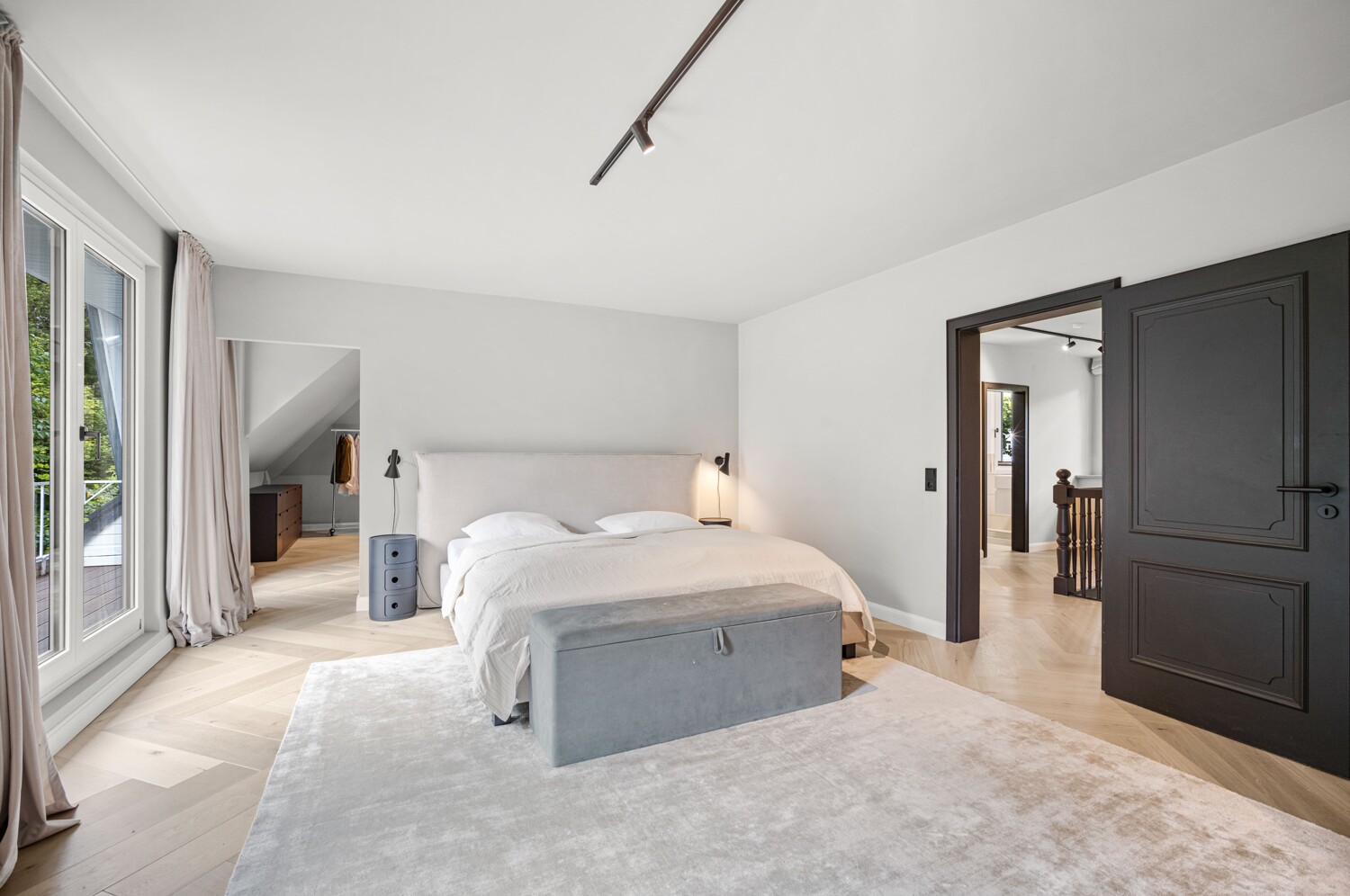 Master-Bedroom mit Balkon und Ankleide