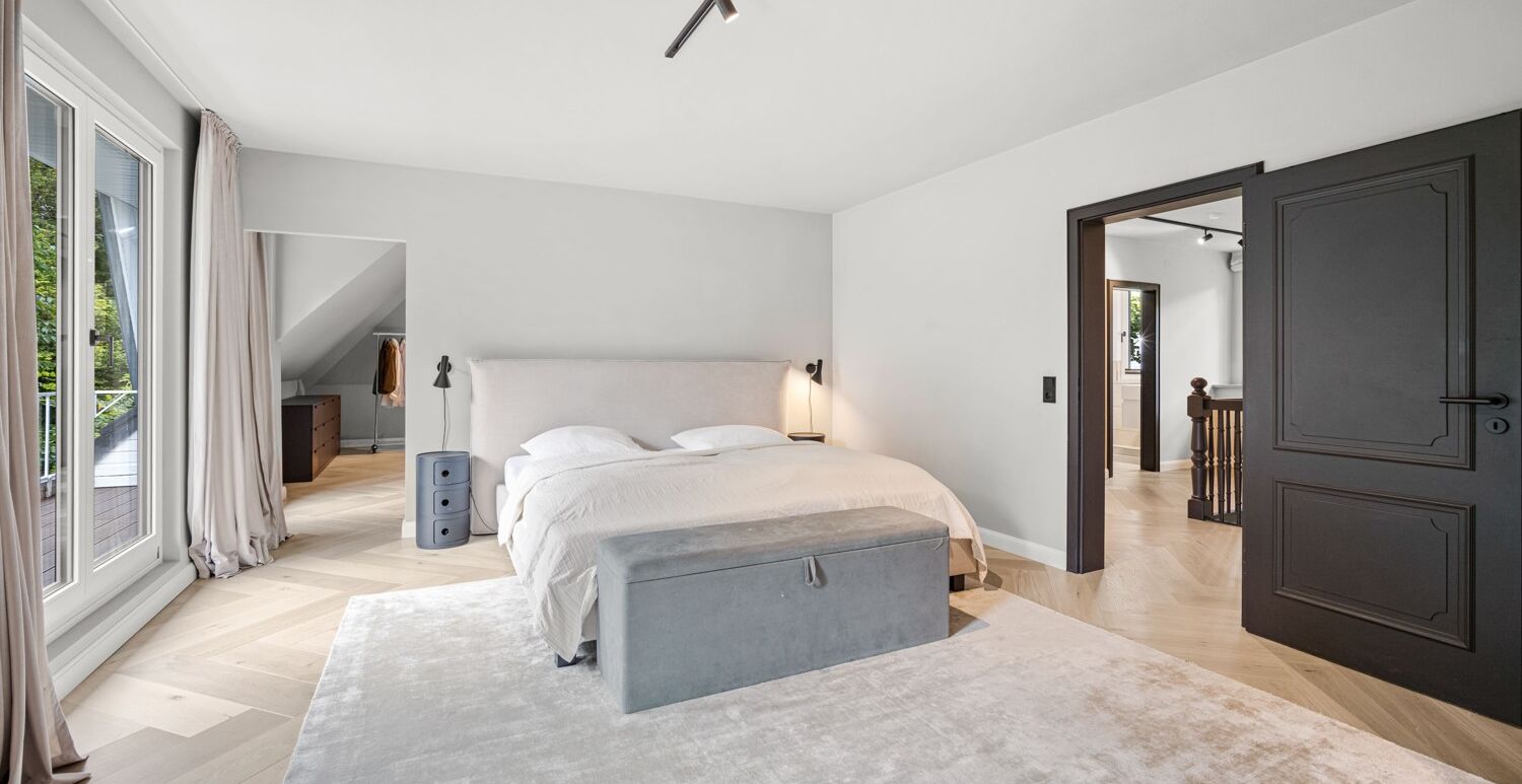 Master-Bedroom mit Balkon und Ankleide