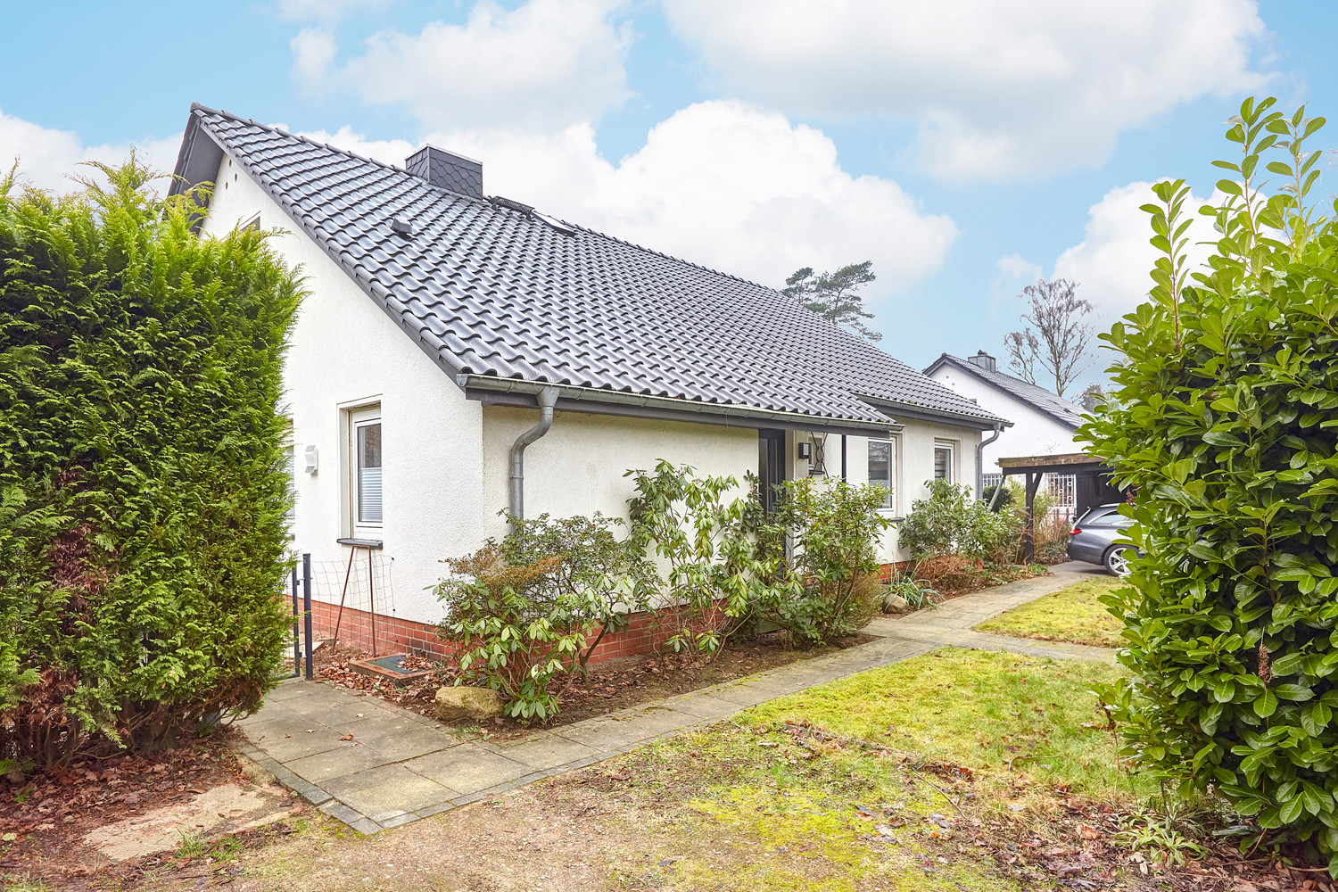 Von hohen Hecken geschützte Straßenansicht