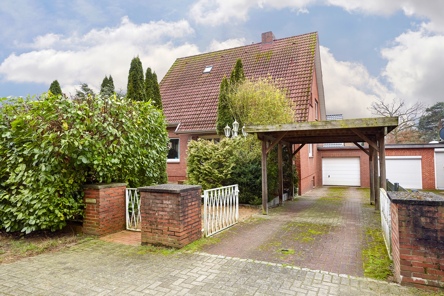 Frontansicht mit Garage und Carport