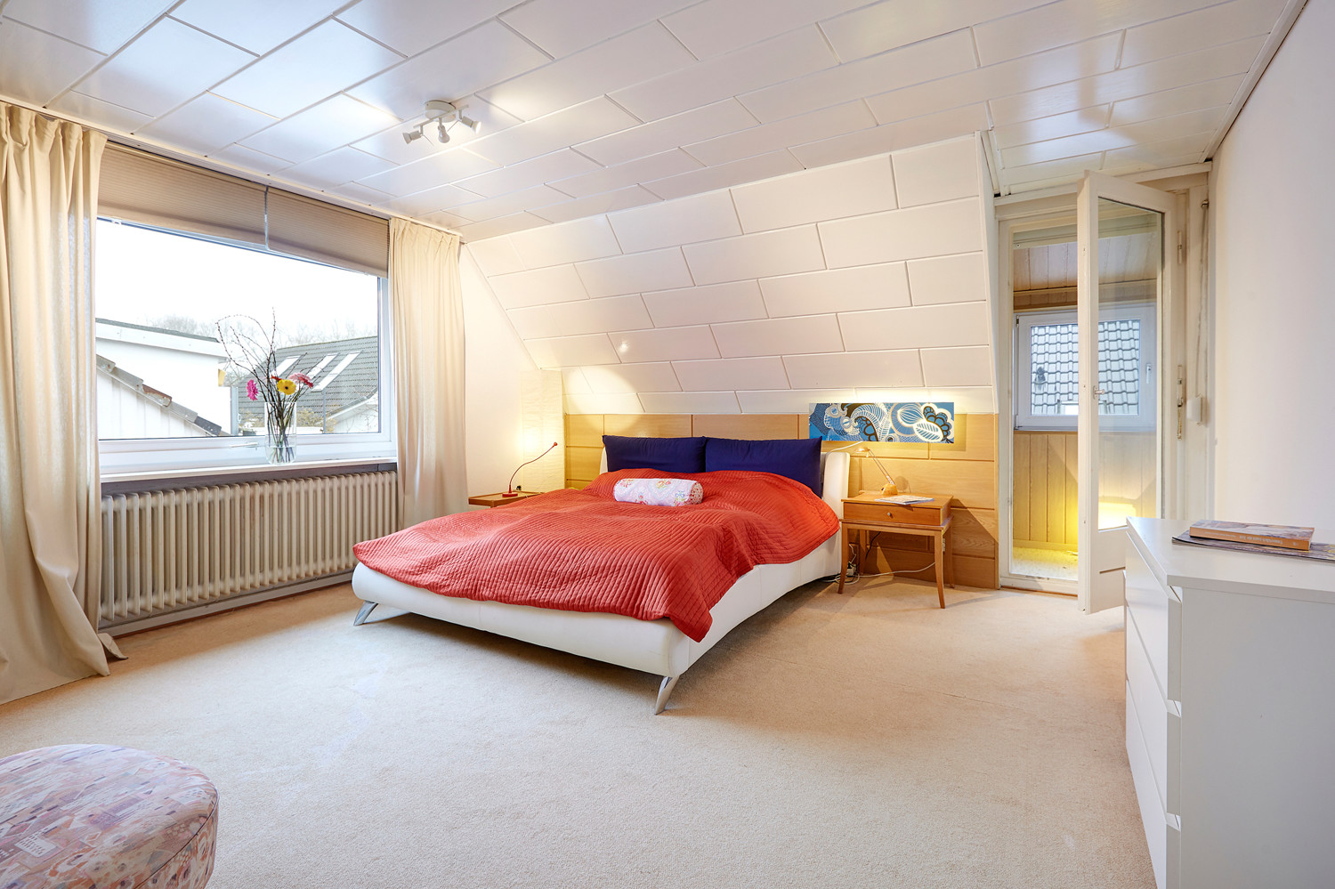 Schlafzimmer und angrenzender überbauter Balkon