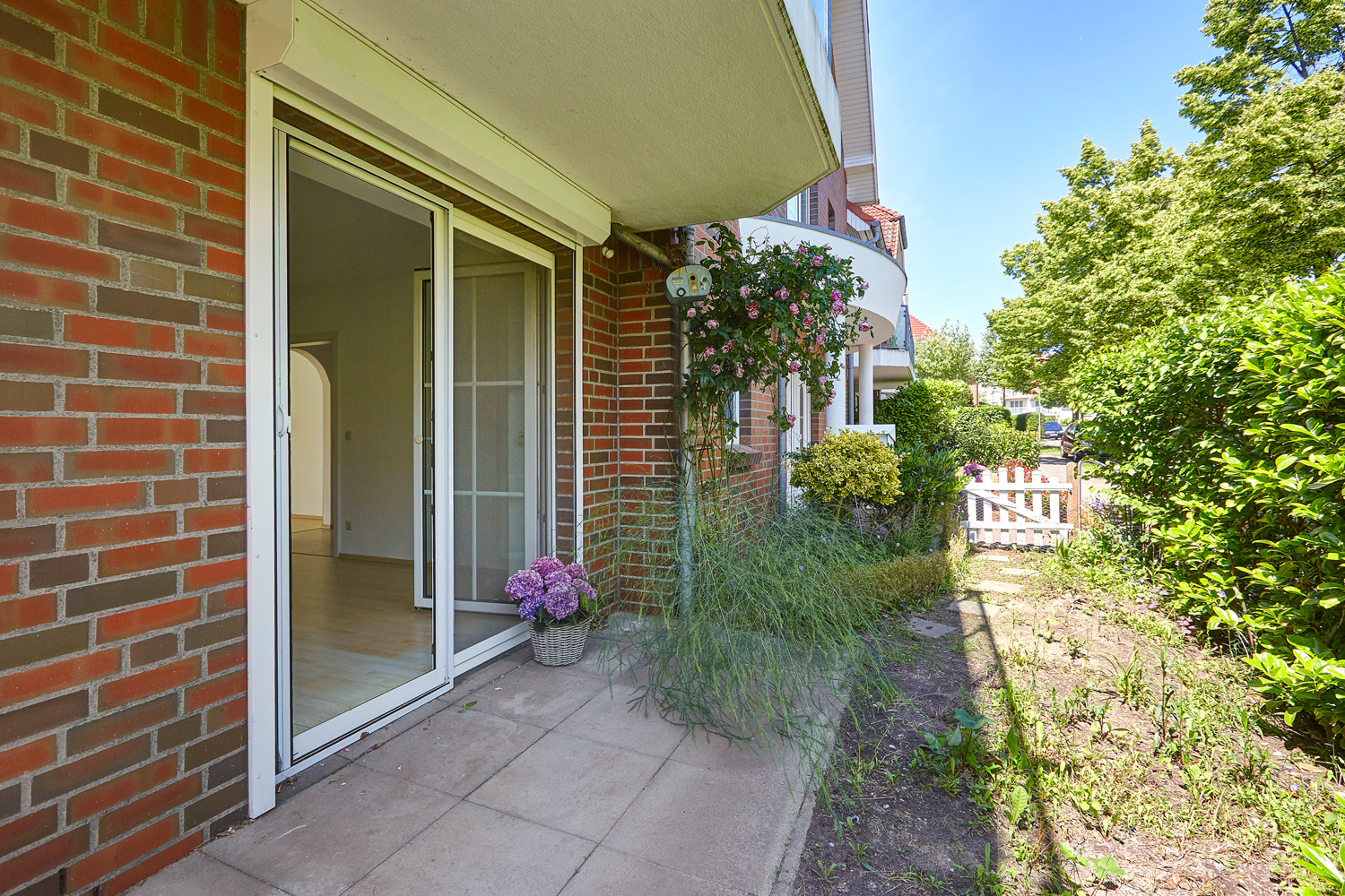 Terrasse am Schlafzimmer und Gartenzugang