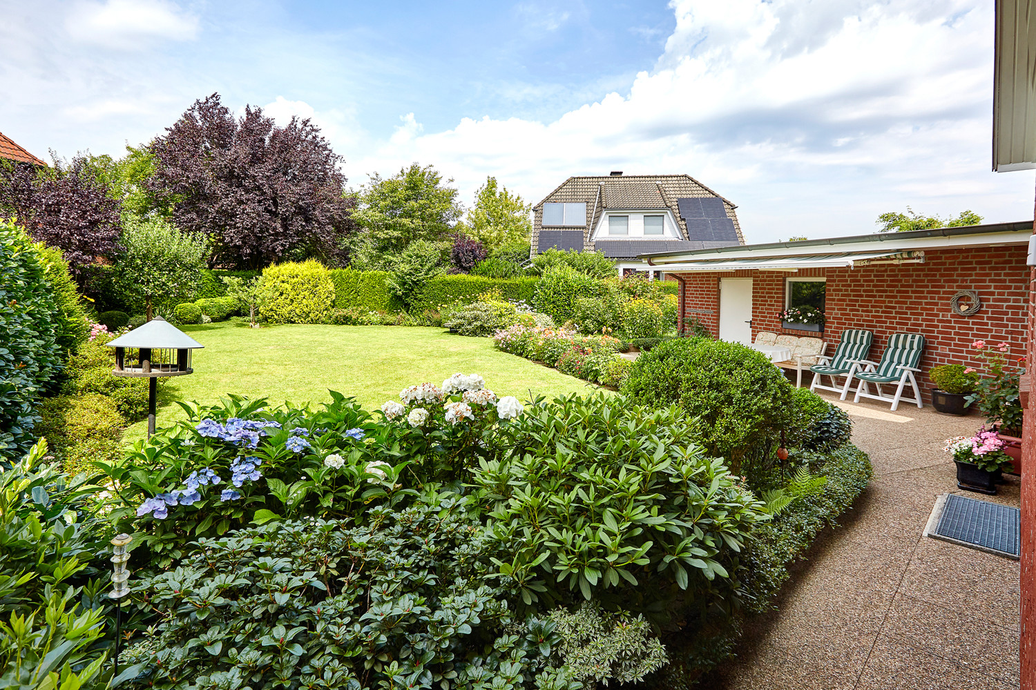 Südwest-Terrasse und Garten