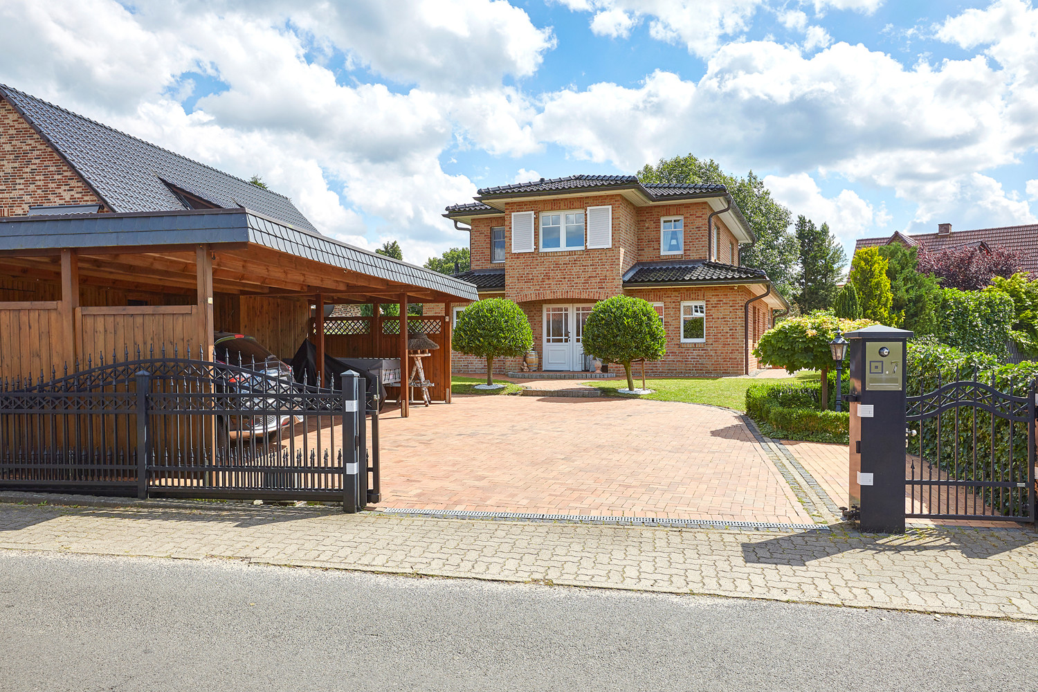 Zufahrt und Doppelcarport