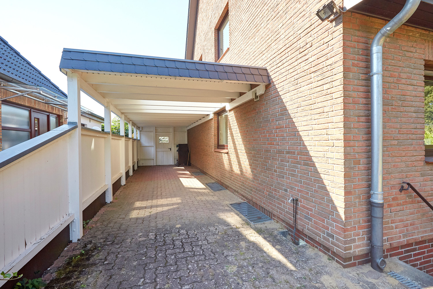 Doppelcarport mit Gartenzugang