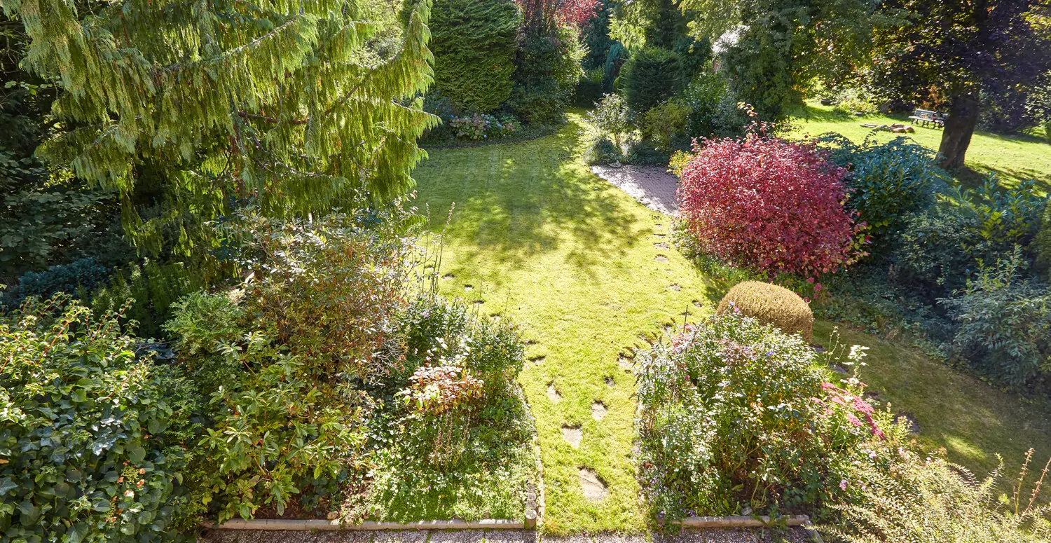 Blick über das weitläufige Grundstück