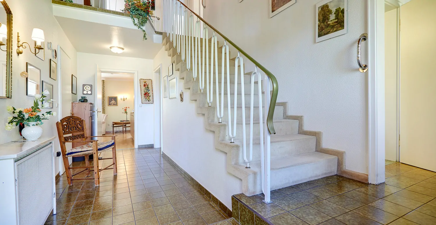 Diele mit offenem Luftraum und Galerie