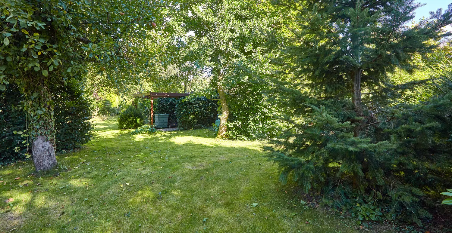 Hinteres Grundstück mit Gartenhäuschen