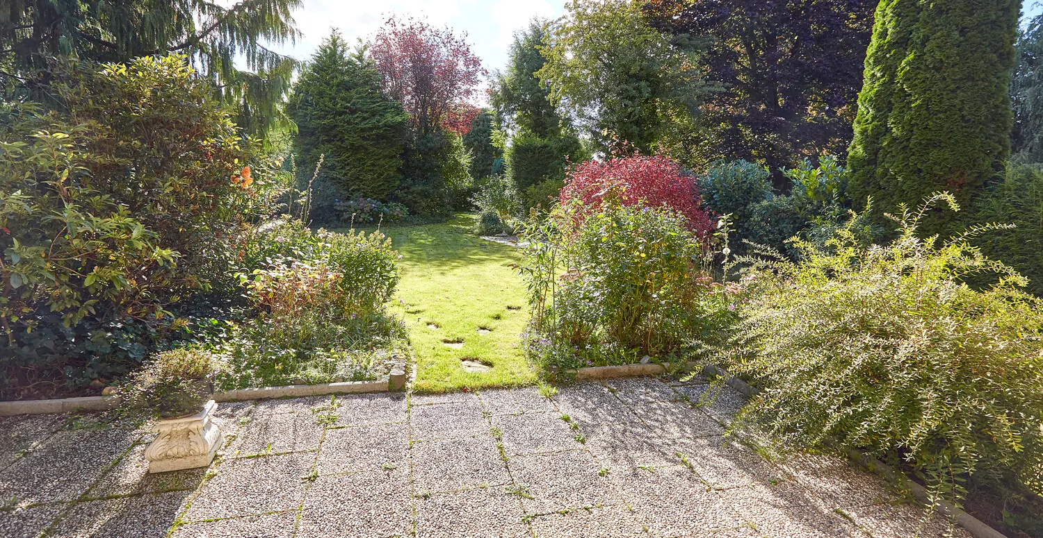 Sonnige Terrasse mit Blick in den Garten