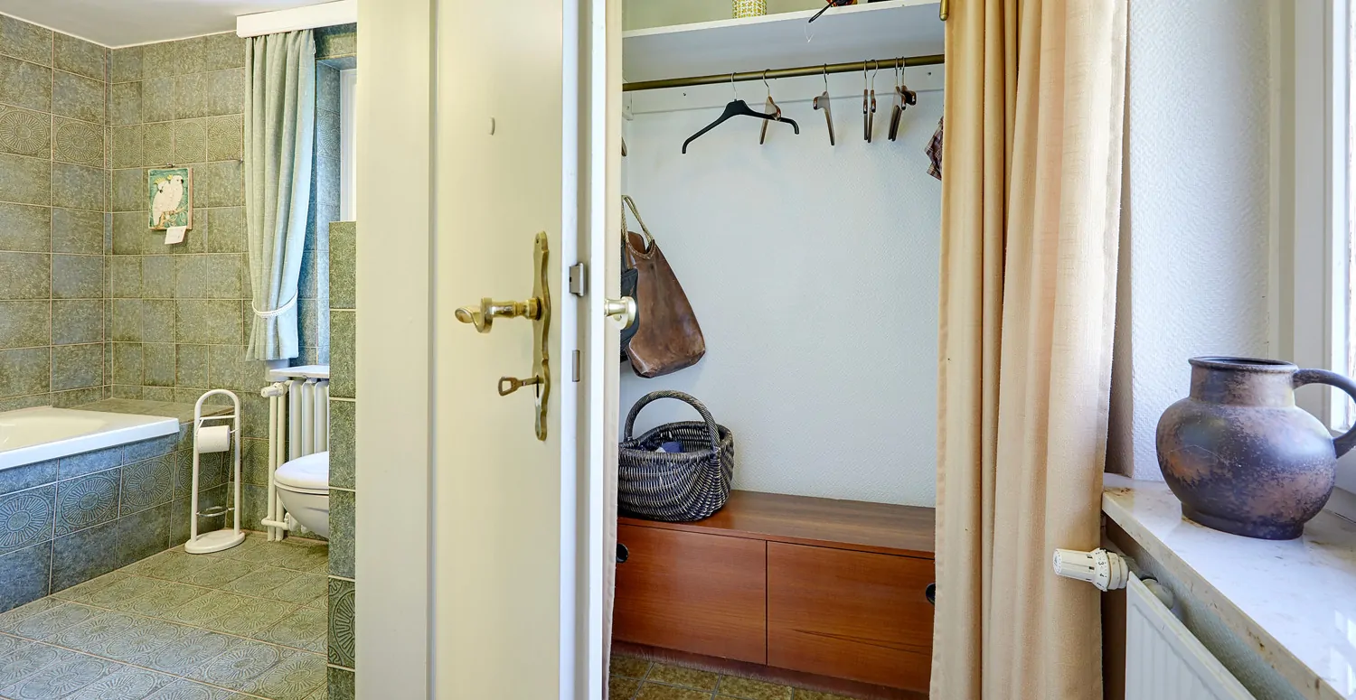 Garderobe und Wannenbad im EG