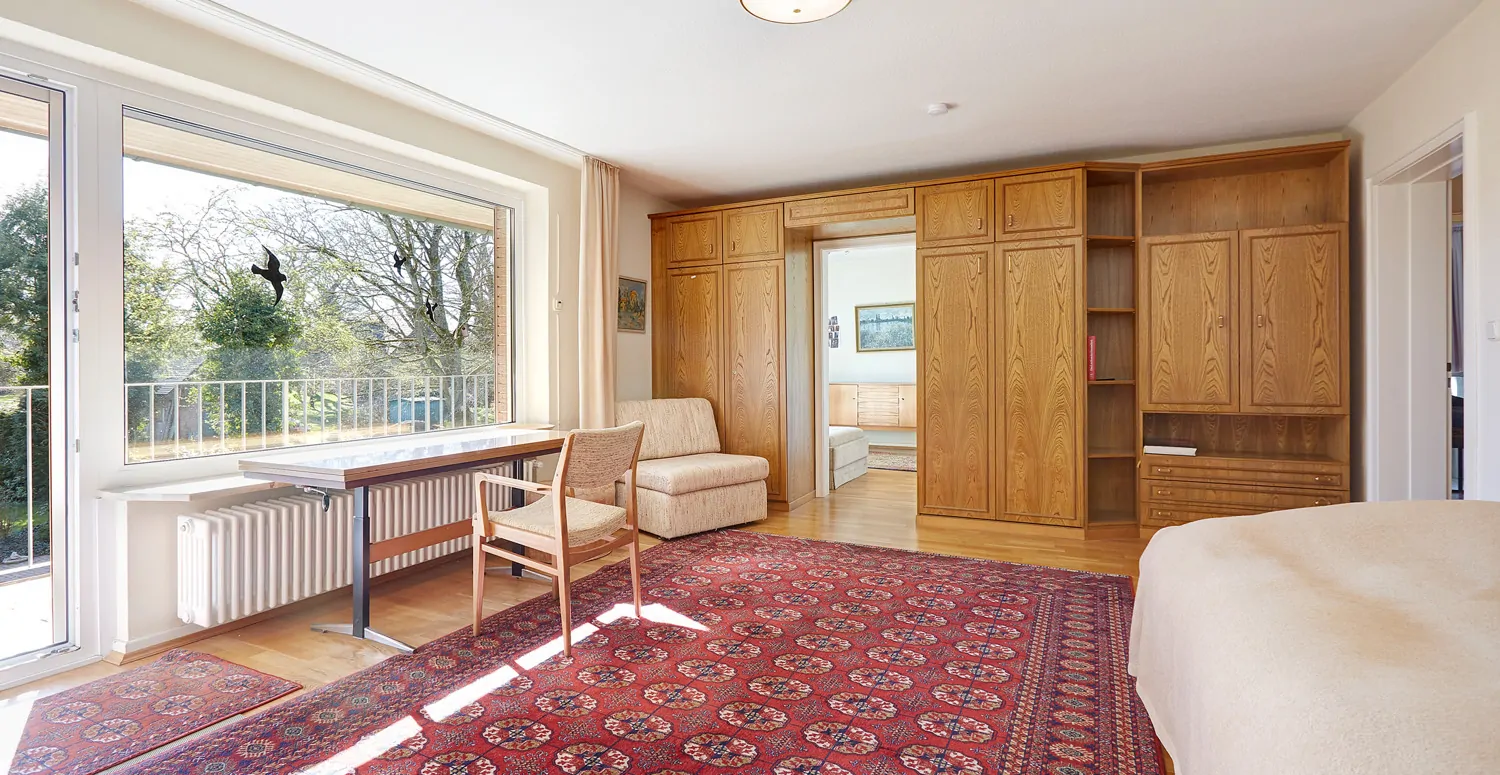 Großes Zimmer mit vorgelagertem Balkon