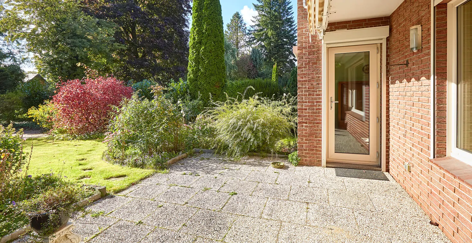 Teilweise überdachte Süd-Terrasse