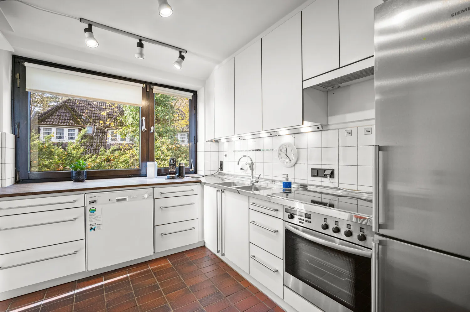 Großes Küchenfenster für perfekte Belichtung