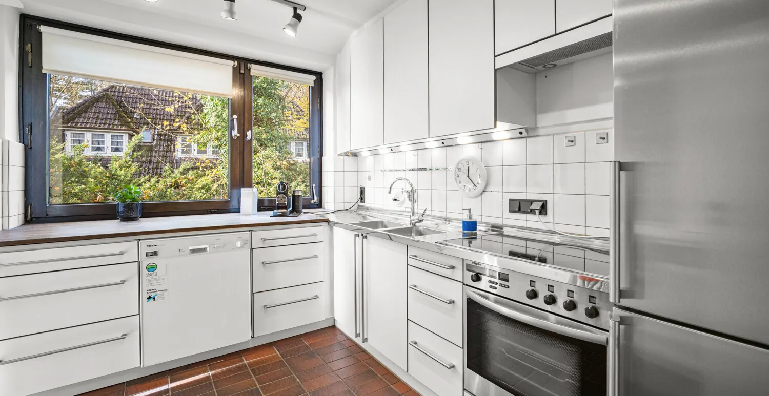 Großes Küchenfenster für perfekte Belichtung