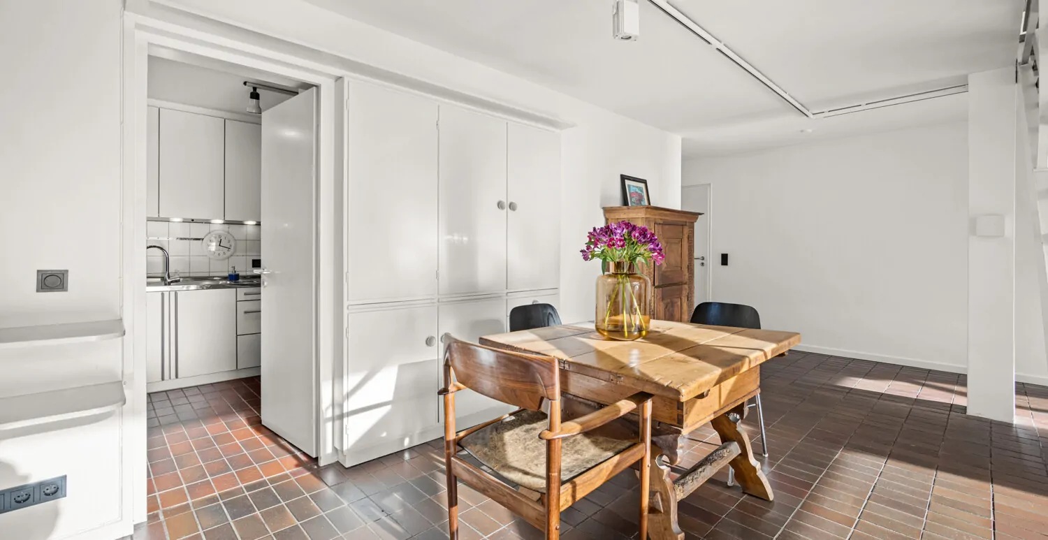 Essbereich mit Blick in die Küche