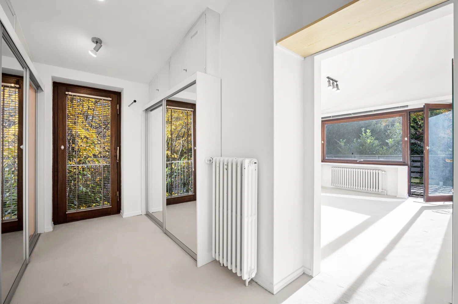 Ankleide mit Blick ins Balkonzimmer