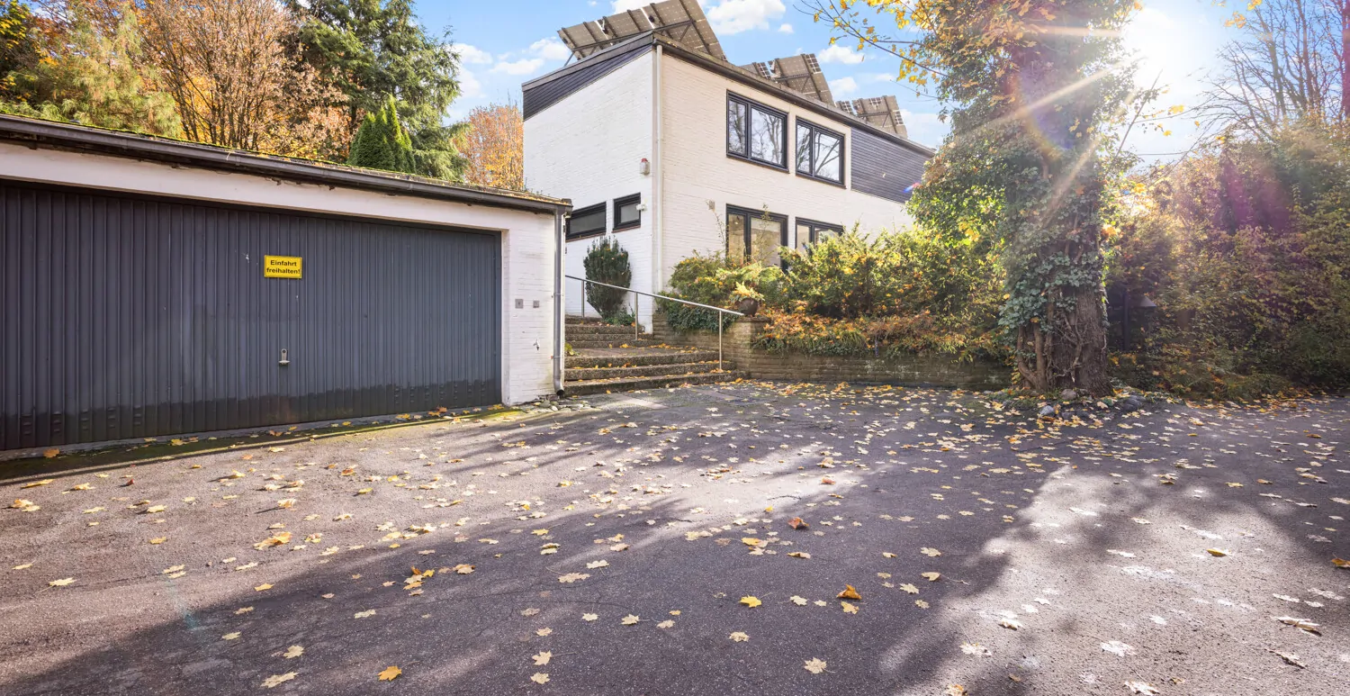 Doppelgarage und Aufgang zum Haus