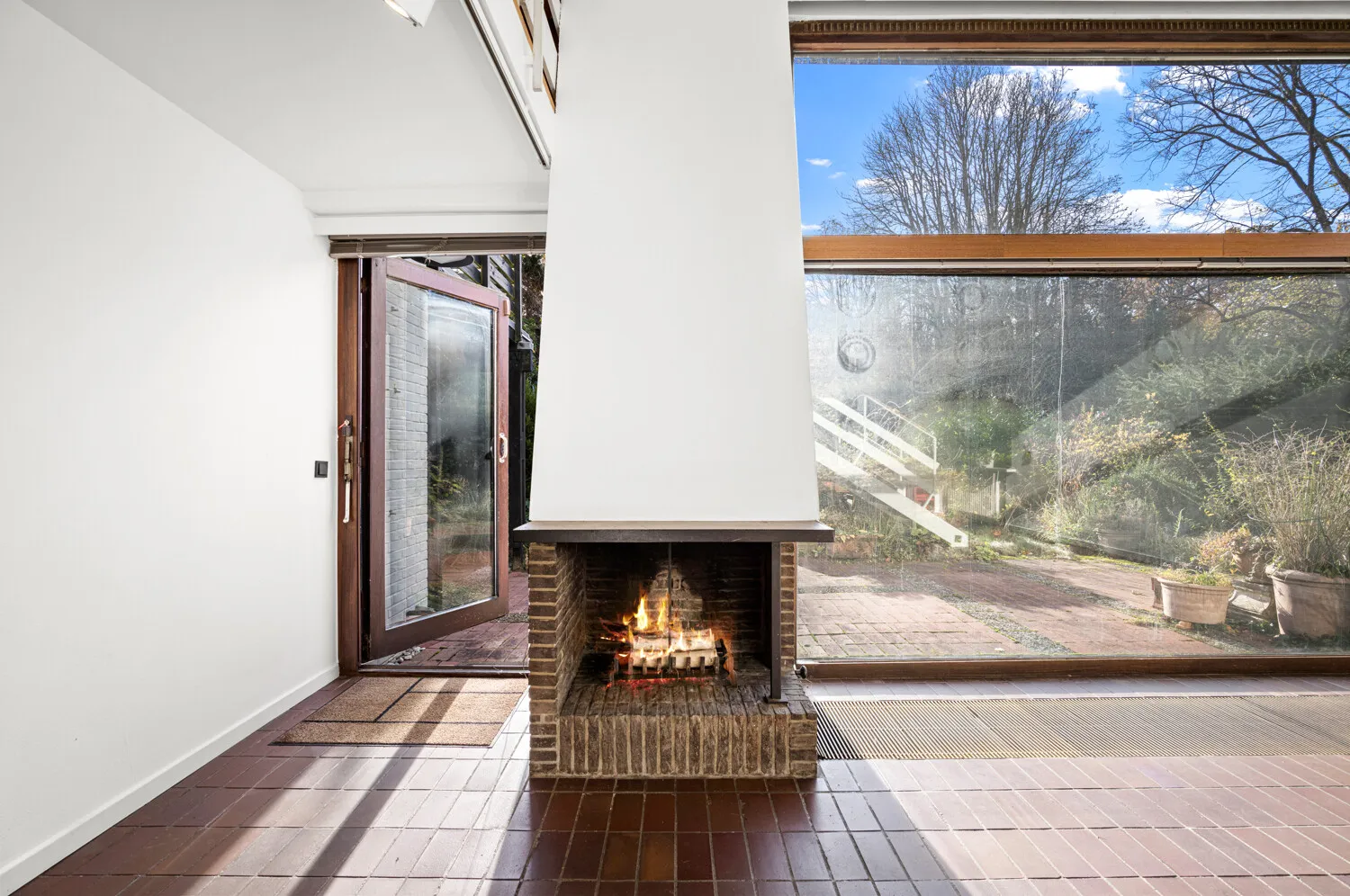 Offener Kamin und Zugang zur Süd-Terrasse