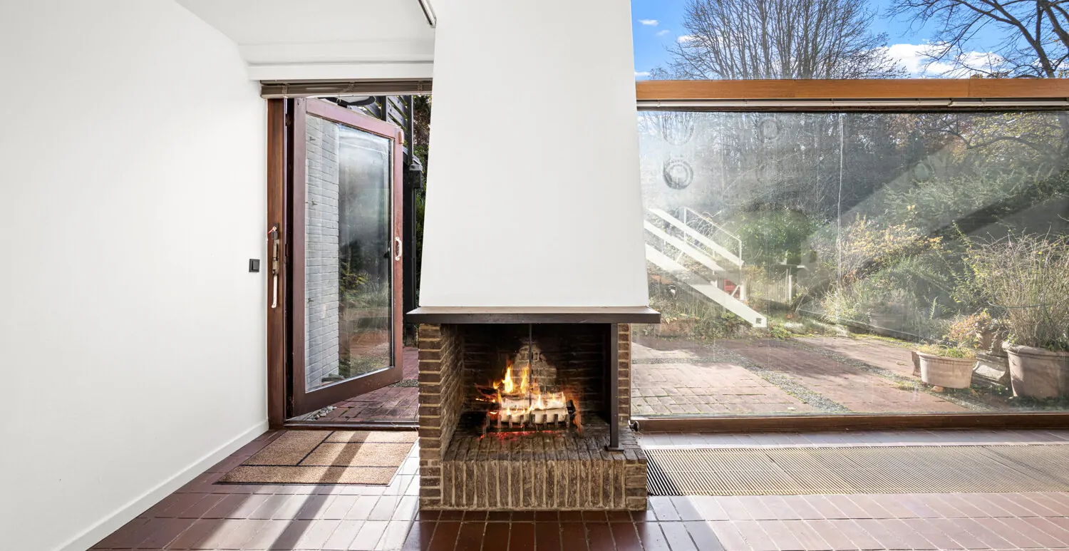 Offener Kamin und Zugang zur Süd-Terrasse