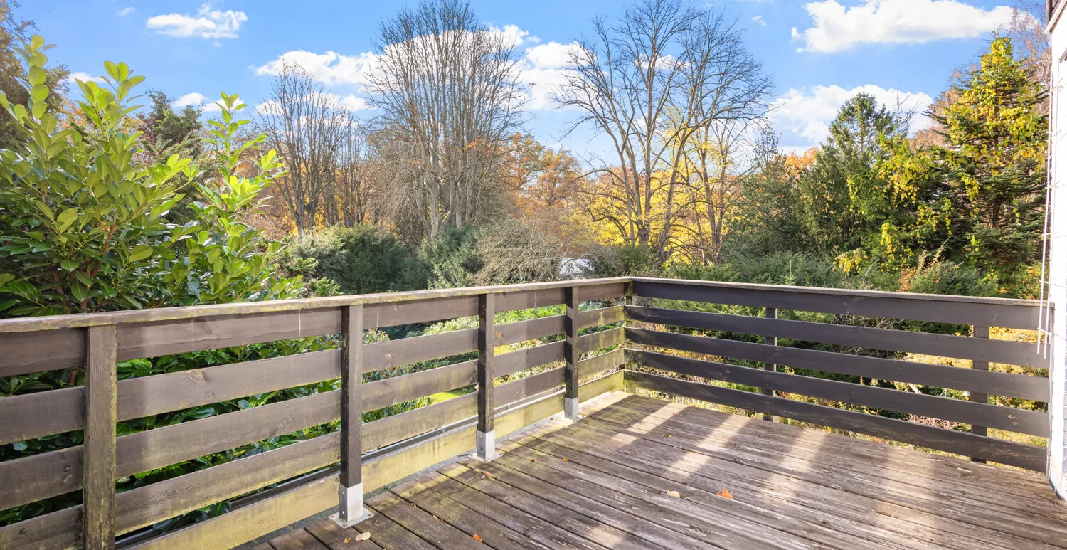 Großer Balkon mit Blick über das eigene Grundstück