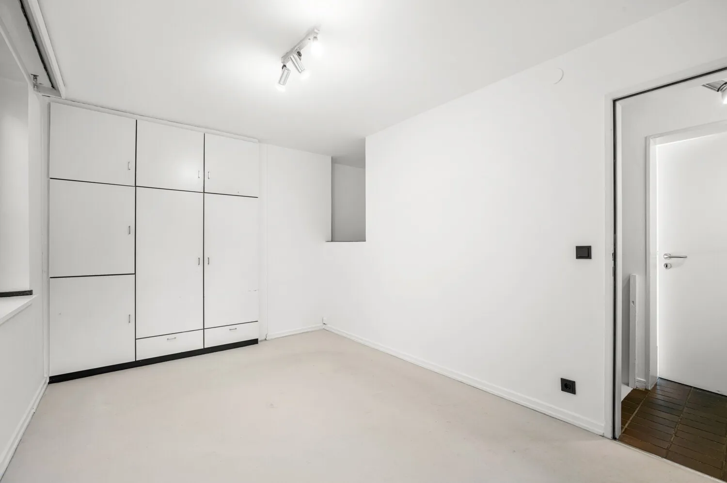 Zimmer im Erdgeschoss mit Einbauten