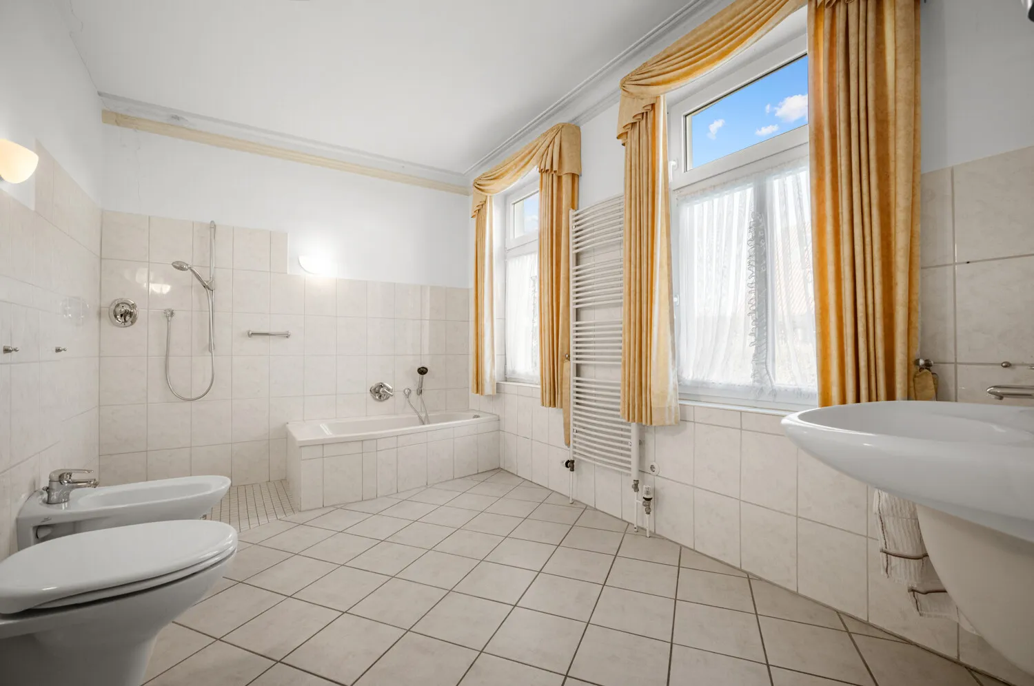 Geräumiges Vollbad en suite