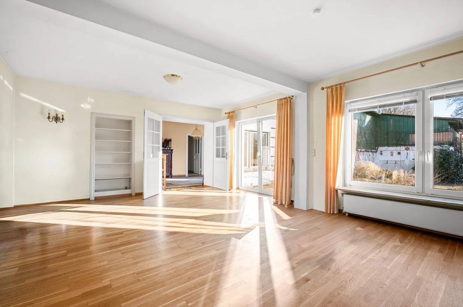 Wohnzimmer mit Zugang zum Garten