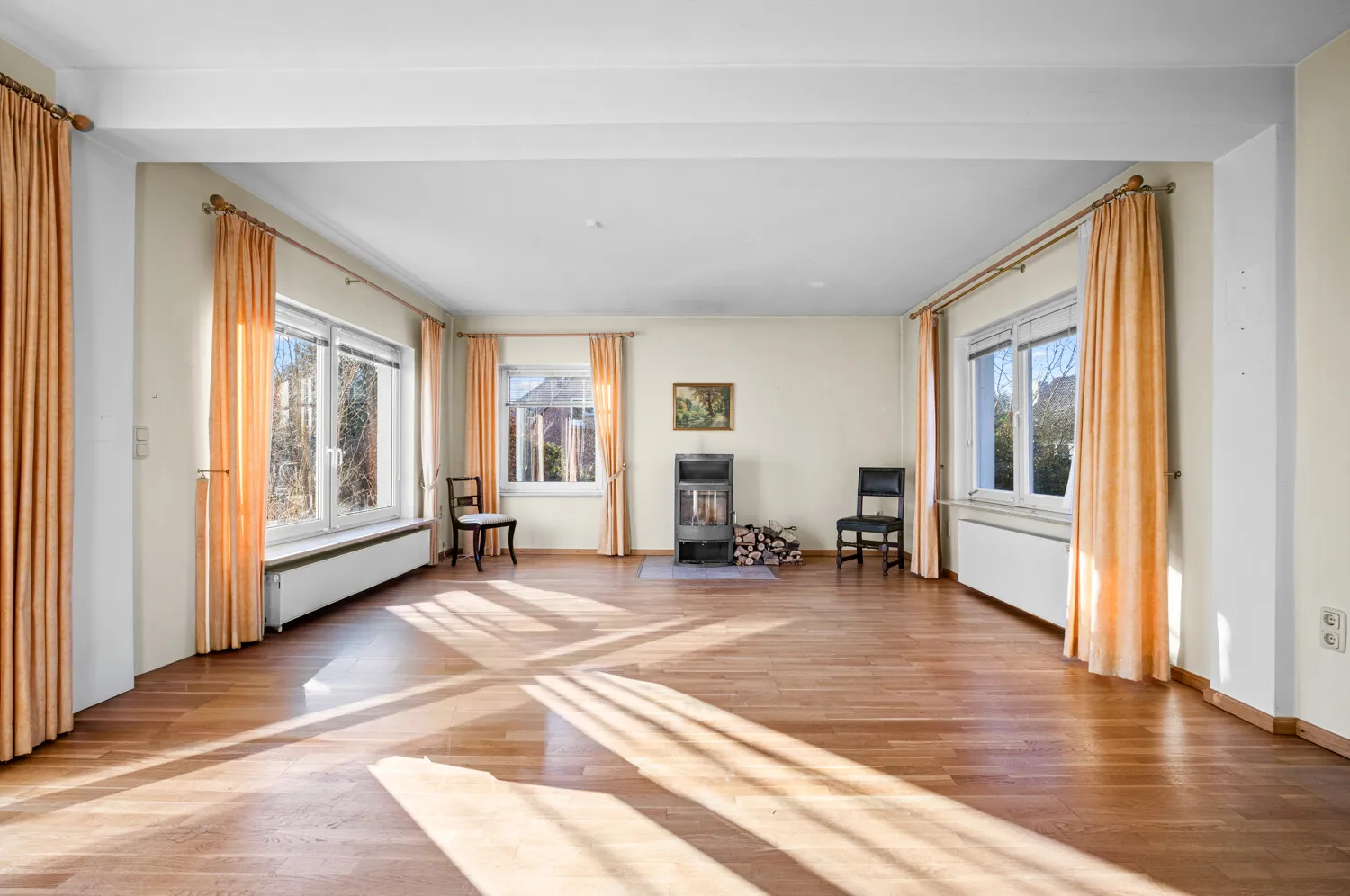 Helles Wohnzimmer mit Kaminofen