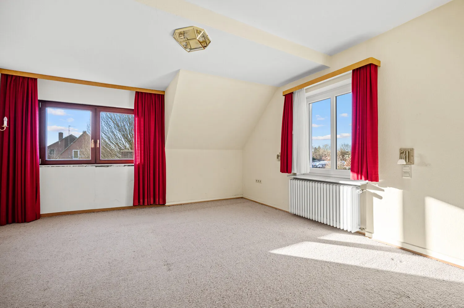 Großes Zimmer mit viel Lichteinfall