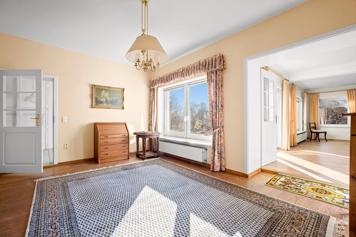 Esszimmer mit Flügeltür zum Wohnbereich