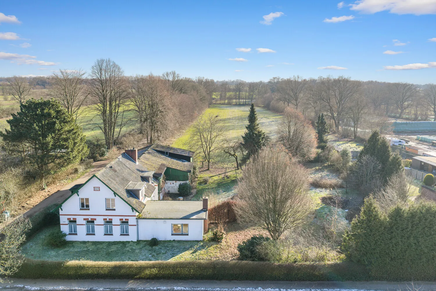 Altes Bauernhaus mit Bauplatz