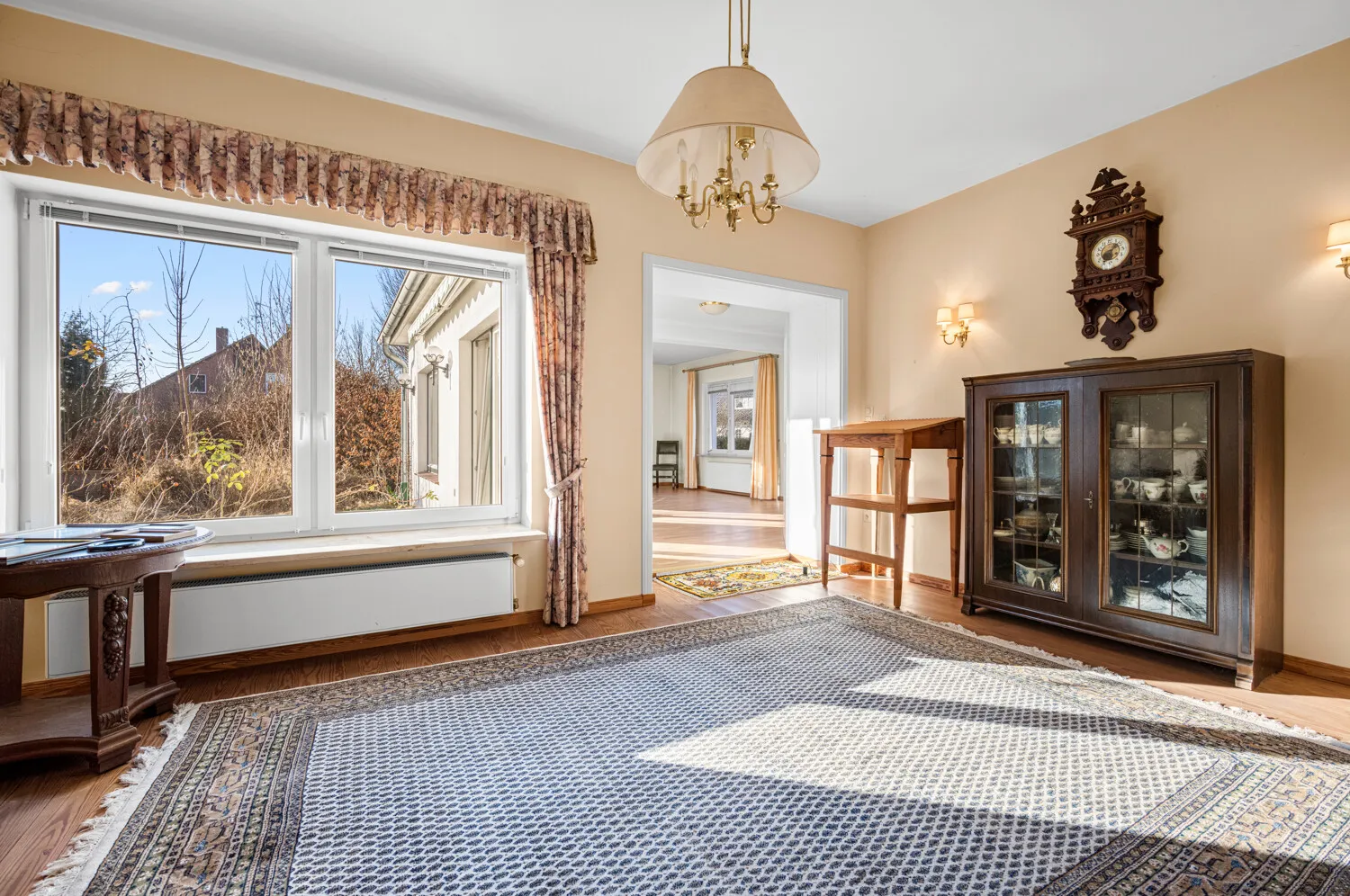 Esszimmer mit Blick in den Garten