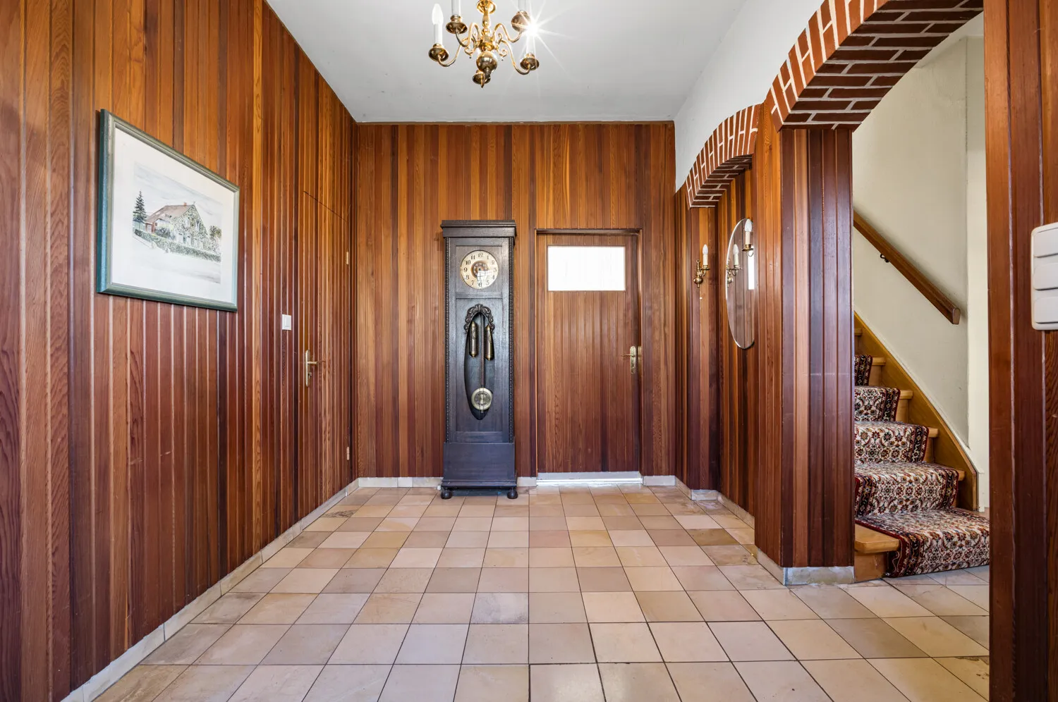 Großzügiger Eingangsbereich und Aufgang ins Obergeschoß