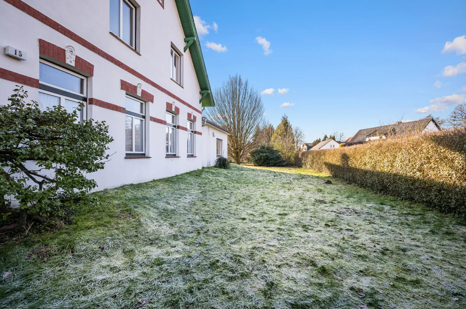 Vordergarten durch Hecken geschützt