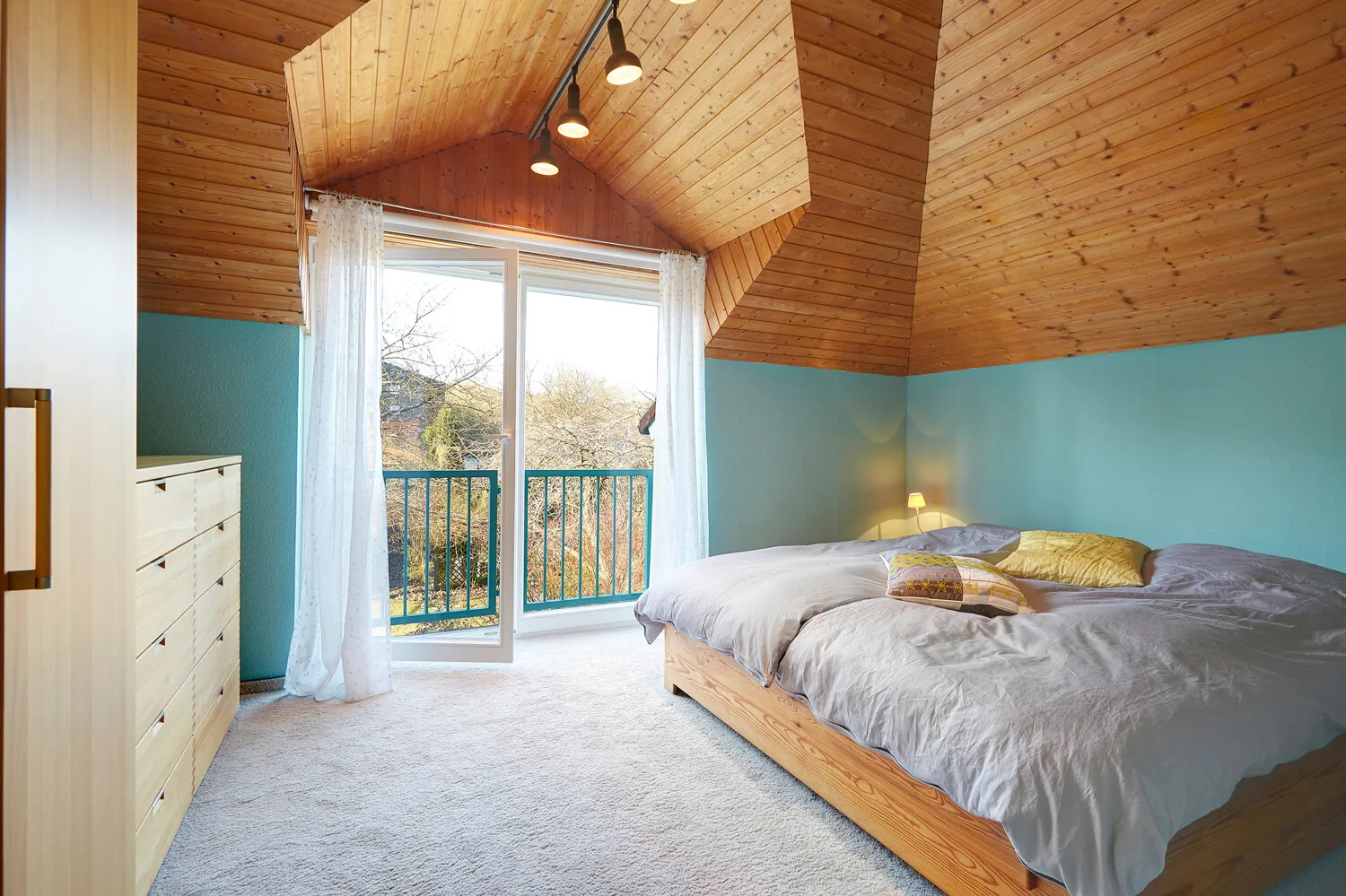 Schlafzimmer mit Gartenaussicht