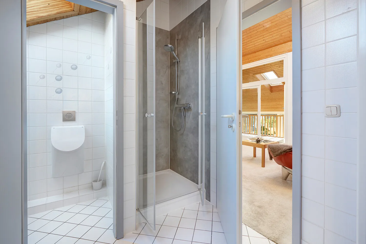 Dusche und getrenntes WC