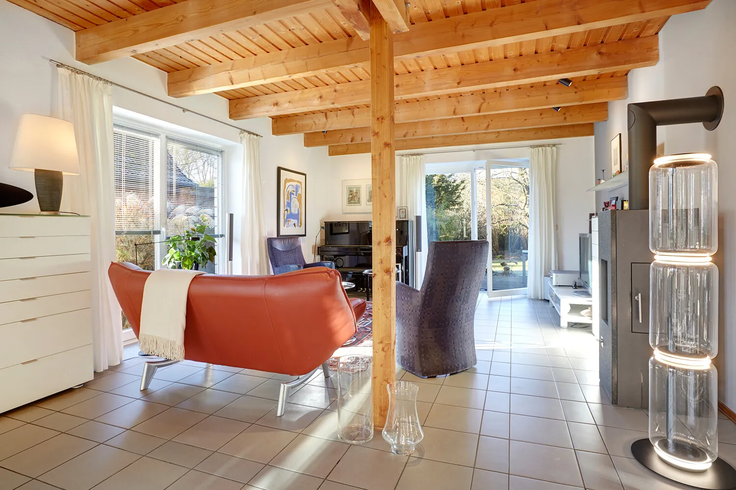 Wohnzimmer mit Zugang zur Terrasse