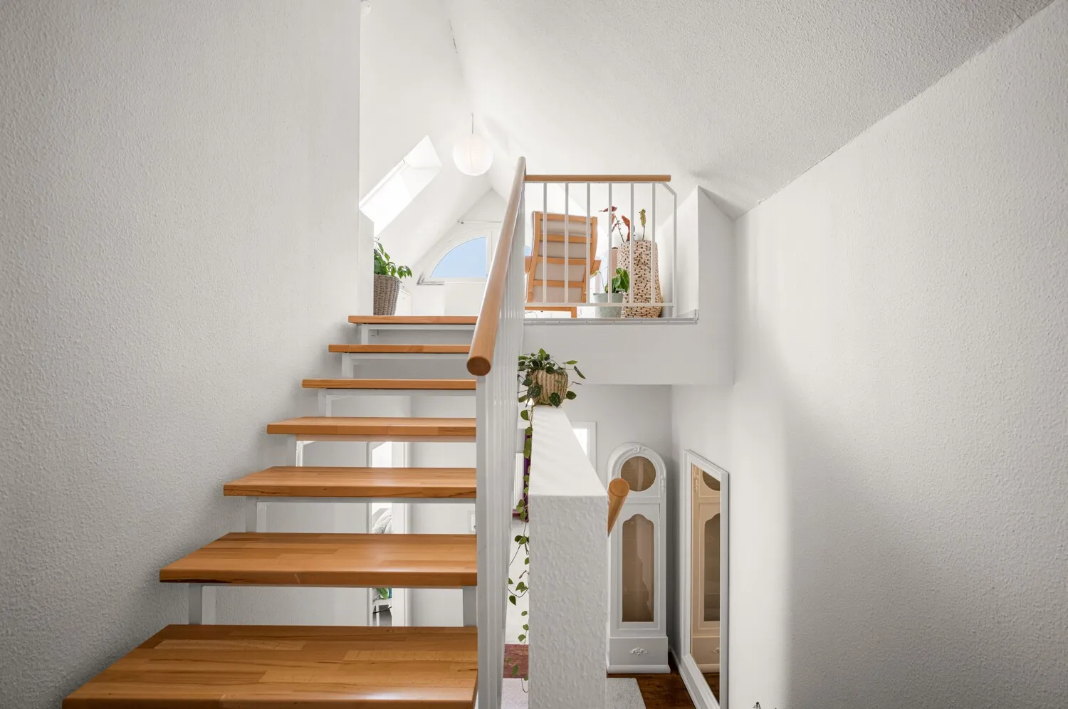 Treppe zum wohnlich ausgebauten Spitzboden