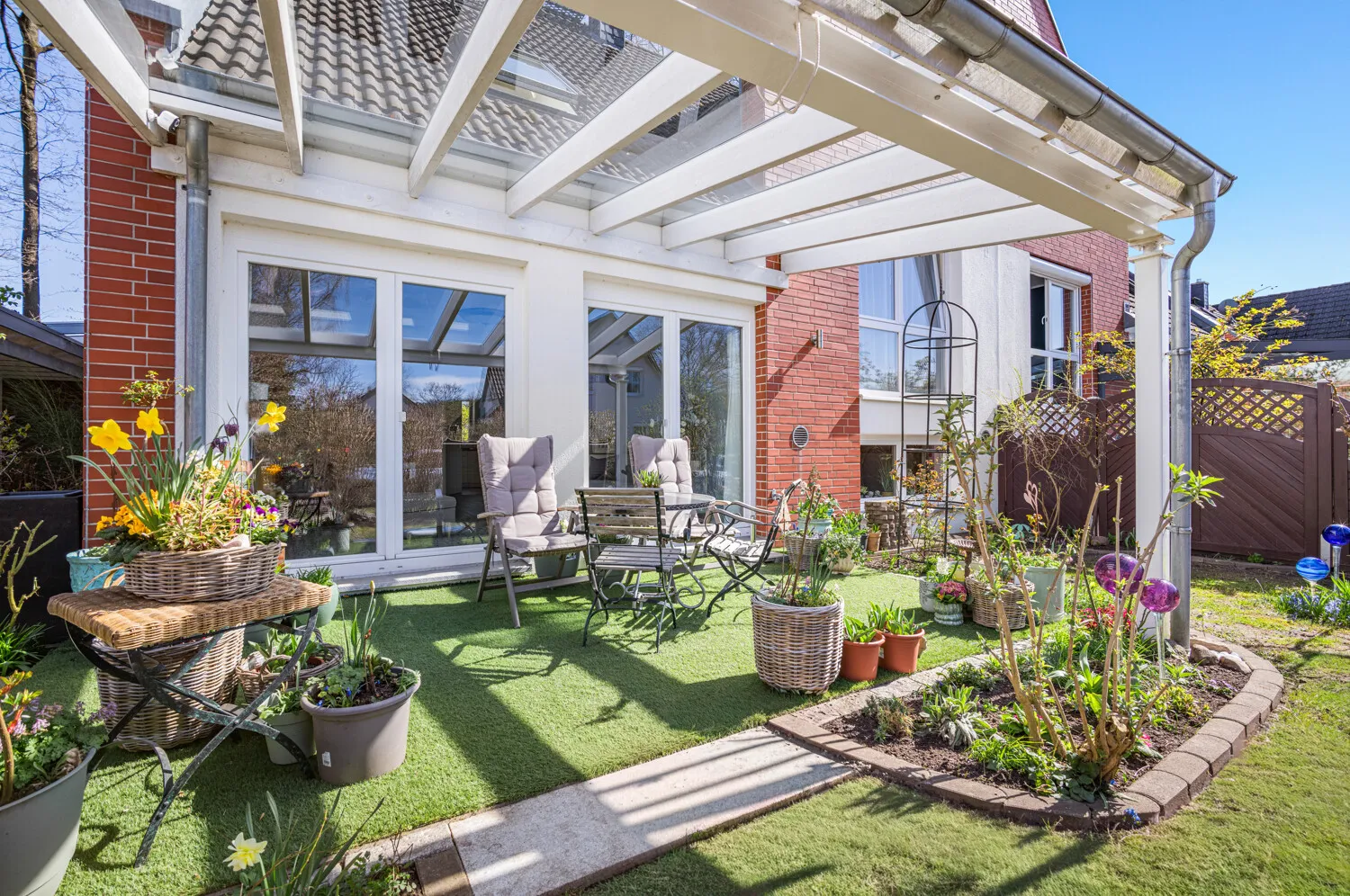 Überdachte Westterrasse
