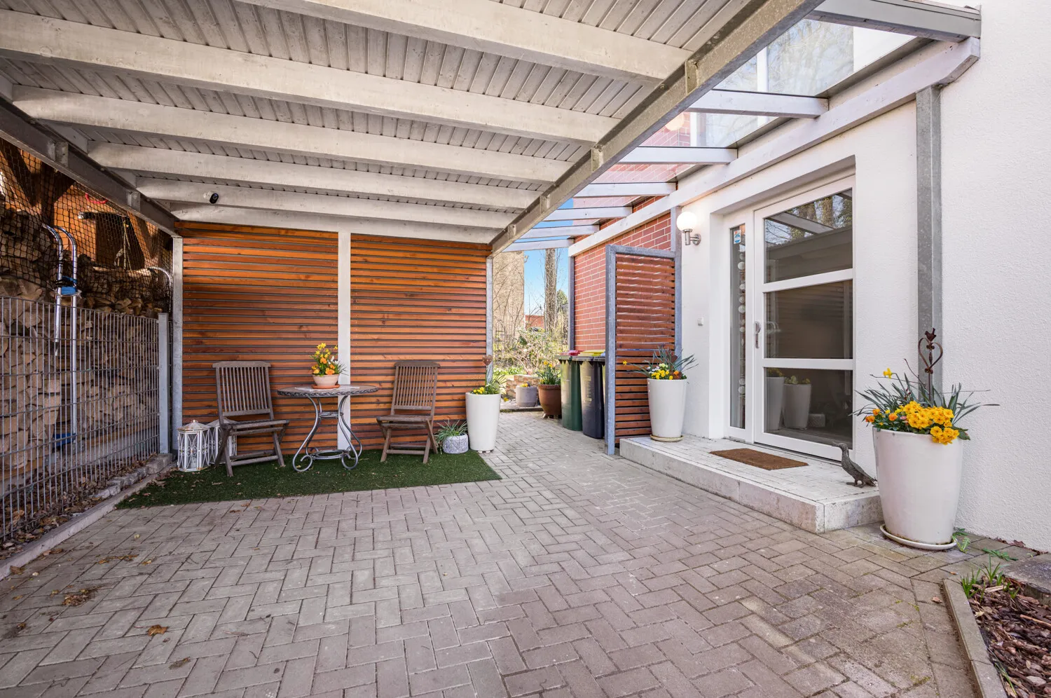 Carport und überdachter Hauseingang