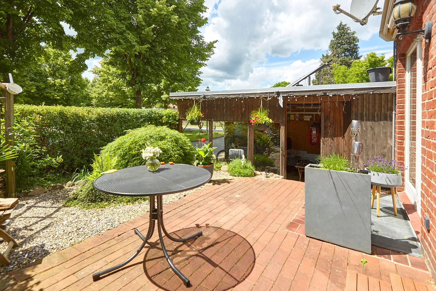 Angrenzendes Carport mit direktem Zugang