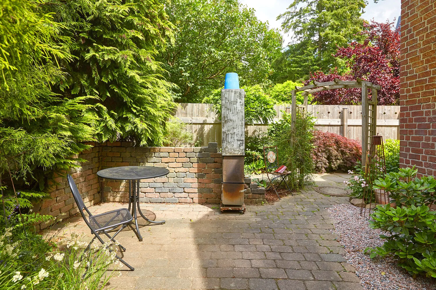 Seitliche Terrasse