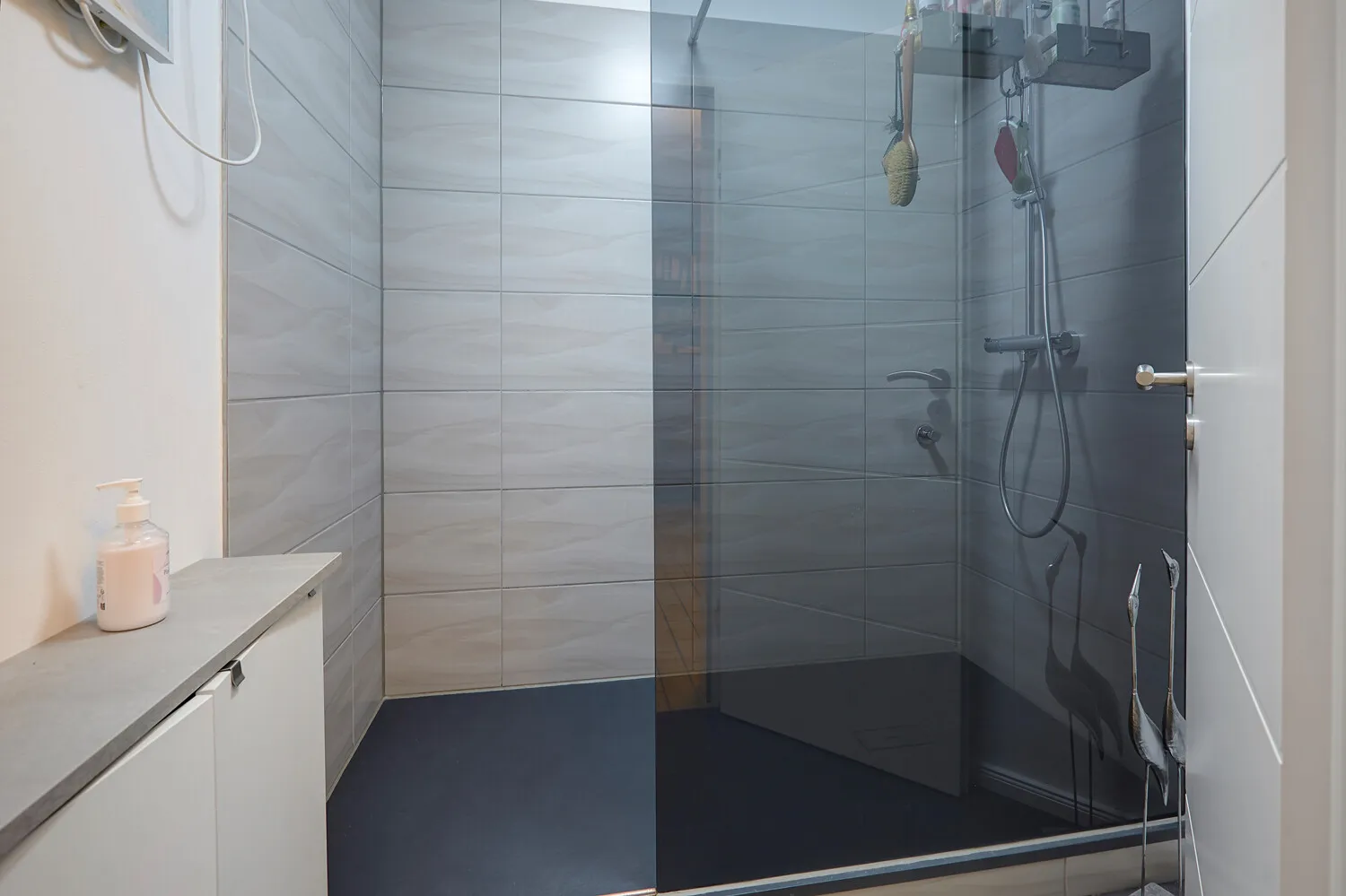 Modernes, separates Duschbad