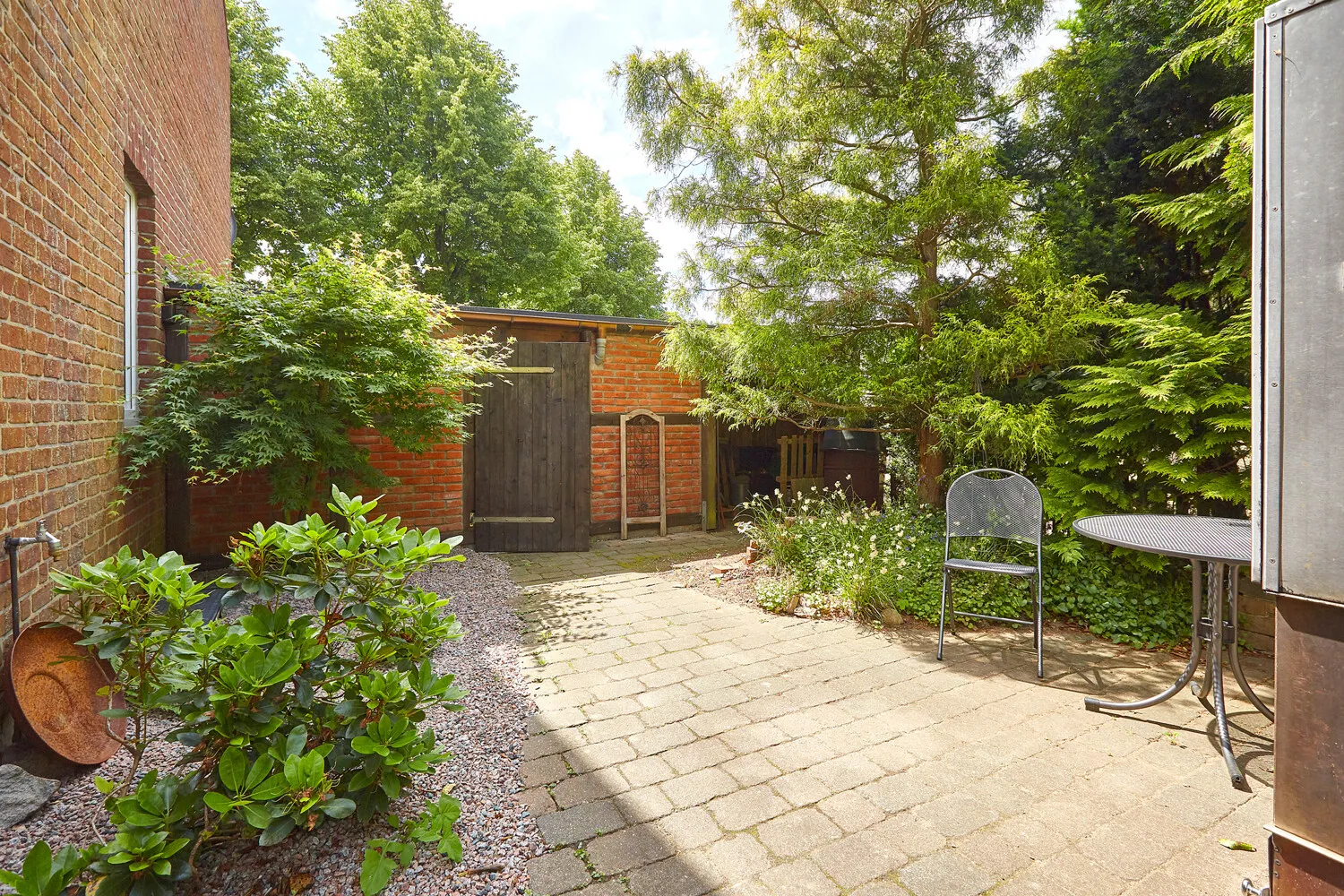 Seitliche Terrasse mit Durchgang