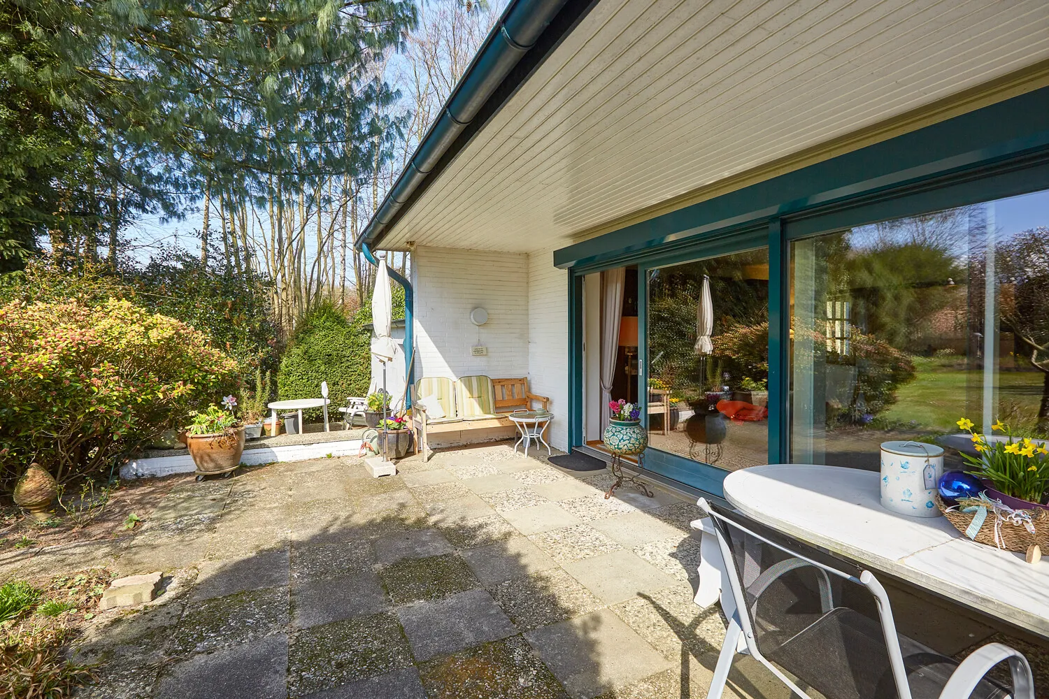 Teilweise überdachte Terrasse