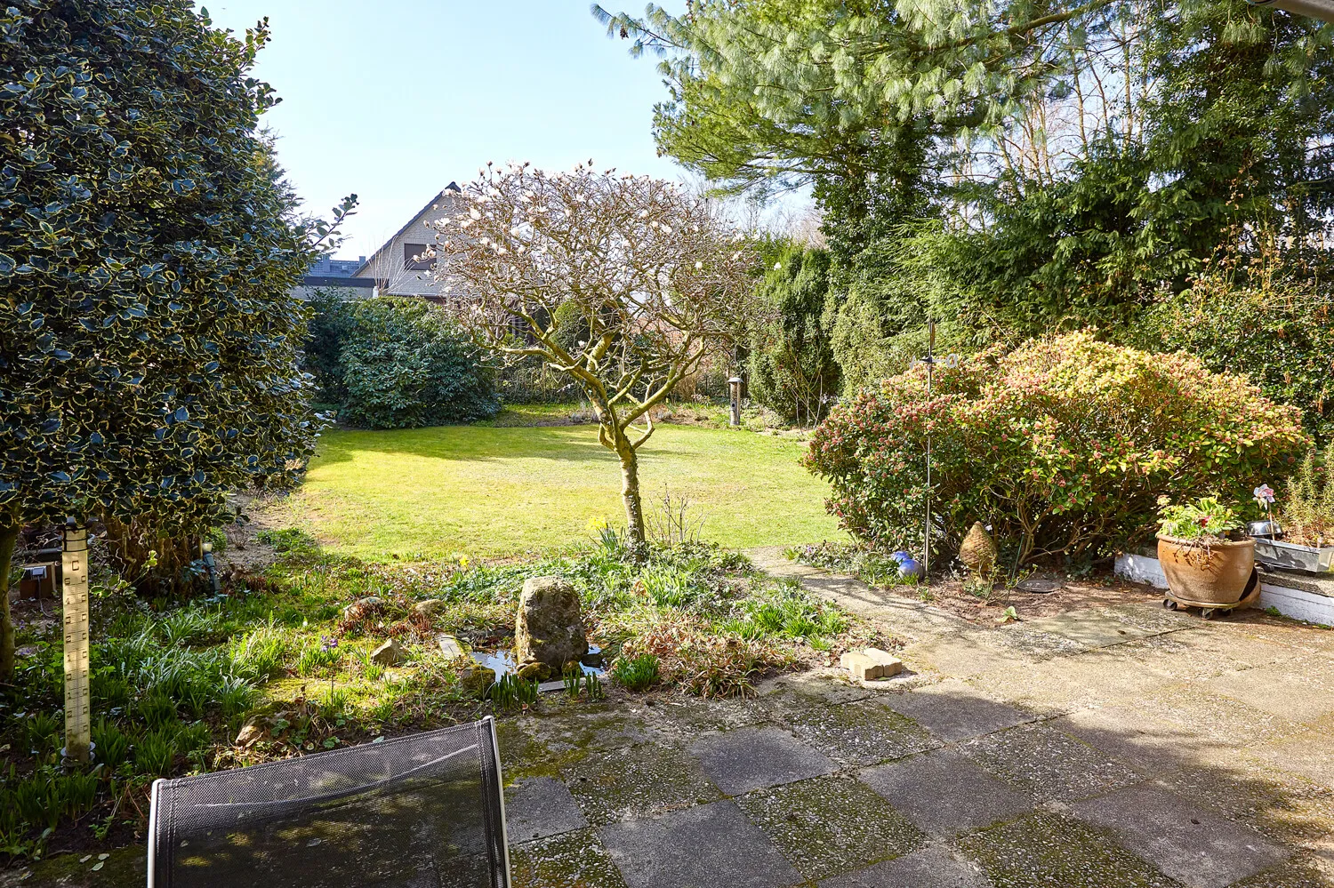 Terrasse mit Blick über das Grundstück